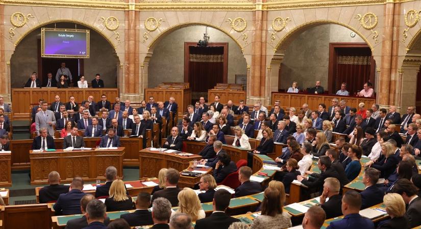 Devizahitel, fizetéscsökkentés, vizsgálóbizottságok – fontos témákról tárgyal a parlament, Magyar Péter is felszólal – videó