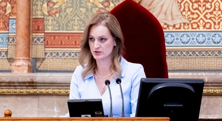 Megemlékezéssel kezdődött az ülés