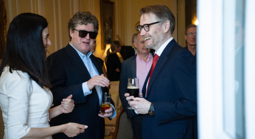 Végigfotózta a punkmozgalmat, Bowie-t, a Kisst és a Queen budapesti koncertjét – Denis O′Regan-interjú
