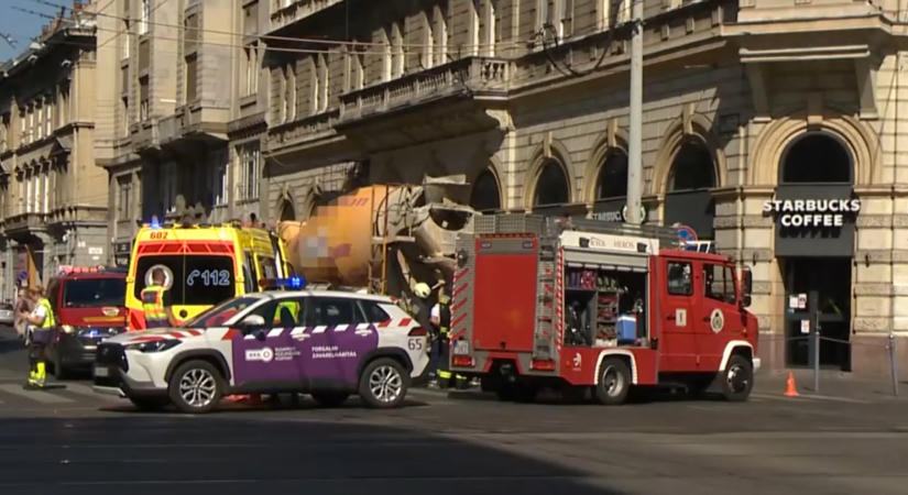Észre sem vette a betonkeverő sofőrje, hogy elgázolta a 23 éves nőt – Rettenetes részleteket árultak el szemtanúk a Király utcai tragédiáról