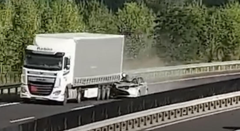 Kamion vonszolta maga után a személyautót egy baleset után az M30-ason