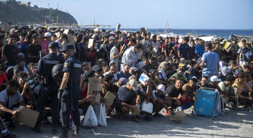 Spanyolország nem toloncolja ki a Ceutába érkezett kiskorúakat