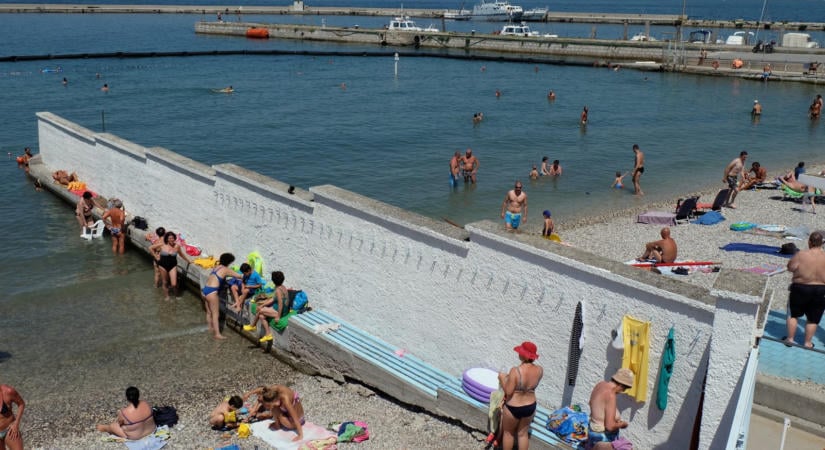 Íme az olasz strand, ahol több mint 100 éve fal választja el a nőket és a férfiakat