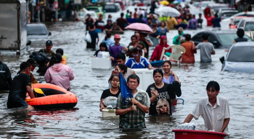 Soha nem látott mennyiségű csapadék zúdult Bangkokra, az emberek derékig vízben járnak