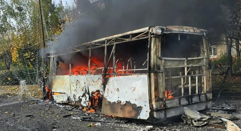 Harminchárman meghaltak, amikor orosz siklóbombák csapódtak utasokkal teli buszokba Kramatorszkban