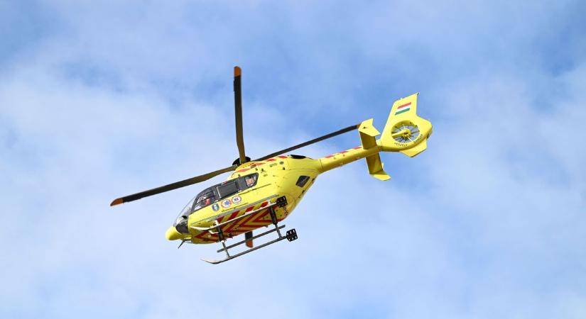 Dugólétrák és mentőhelikopter – mozgásában korlátozott lakót mentettek a martfűi tűz helyszínéről