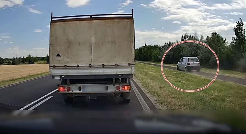 Matizzal száguldott végig a bicikliúton, hogy kikerülje a torlódást a 86-oson, Szombathelynél - videó
