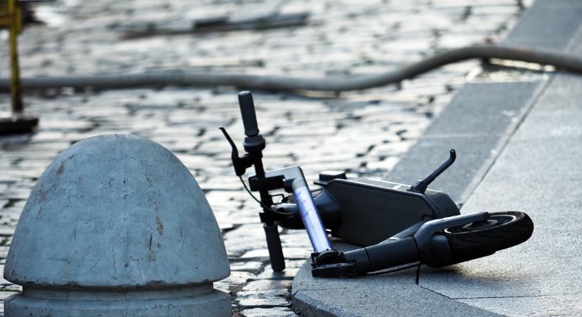 Megrázó baleset: autó elé hajtott elektromos rollerével egy 13 éves kislány, súlyosak a sérülései