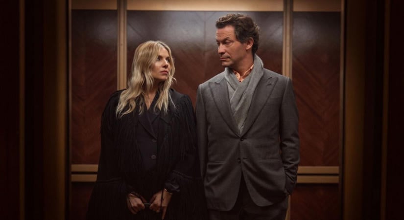 Már holnap az HBO Maxon: Dominic West és Sienna Miller egymás torkának esik ebben az új sorozatban