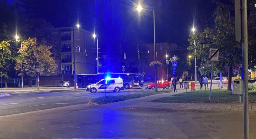 Személyautó és busz ütközött Ajkán, egy embert kórházba szállítottak