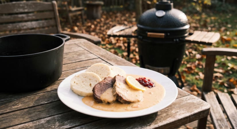 Vadas marha öntöttvas lábasban a grillen