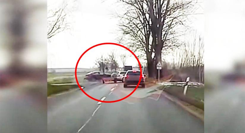 VIDEÓ: Hatalmas balesetet rögzített a 83-as főúton egy fedélzeti kamera
