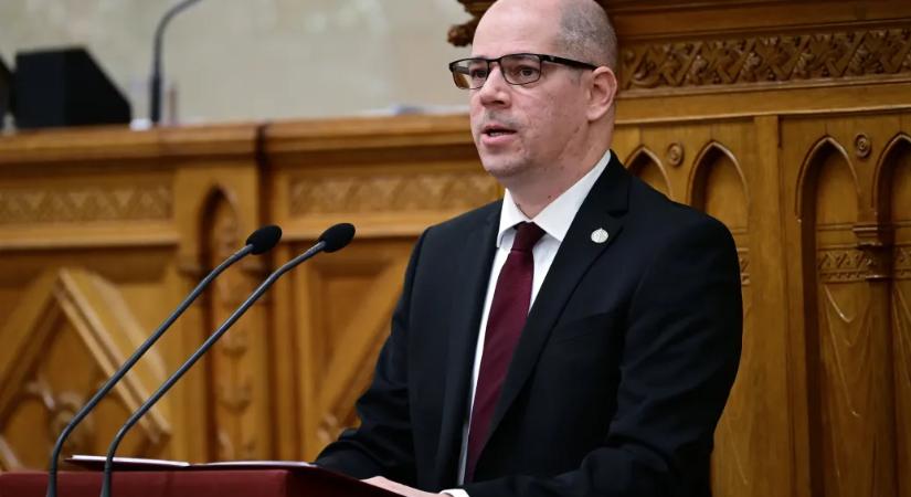 HVG: A TEK védte a legfőbb ügyészt minden külföldi útján