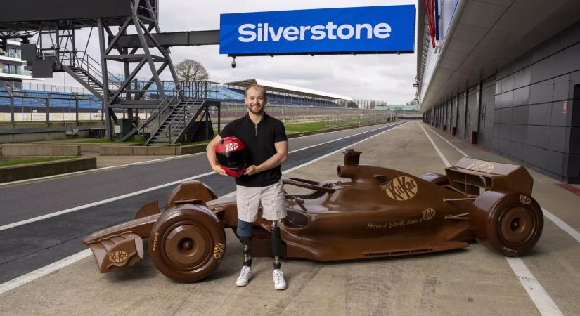 A világ legédesebb F1-autója: a KitKat 350 kilós csokiszörnye tényleg rajtrácsra állhatna