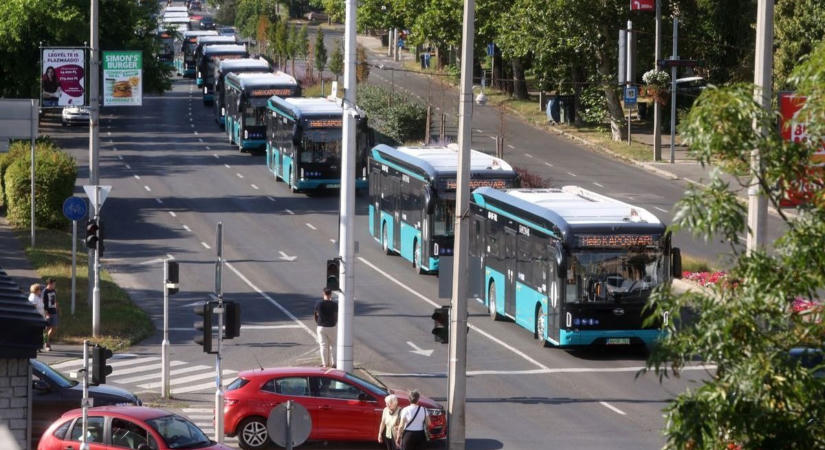 Ilyet is ritkán látni: ellepték a várost a Magyarországon gyártott kínai buszok – videón a BYD-flotta