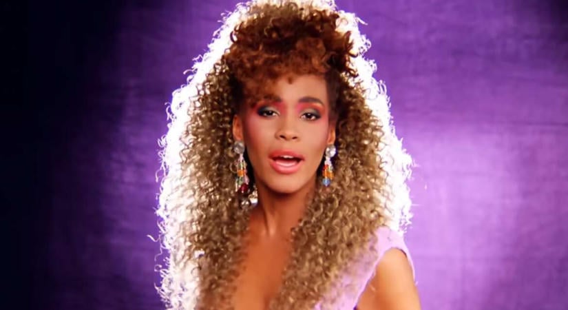 Whitney Houston saját Barbie-t kapott: a lila ruha, a mikrofon, minden stimmel a klipből