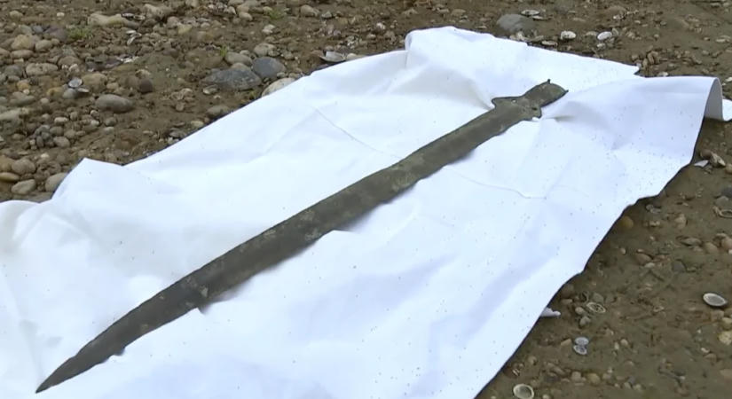 Apa és fia csak fürödni akartak a Dunában, de egy ritka bronzkori fegyverre bukkantak