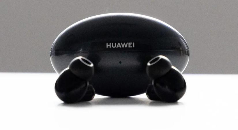 Meglepően sokat tud a Huawei új fülhallgatója, és még az ára sem szállt el