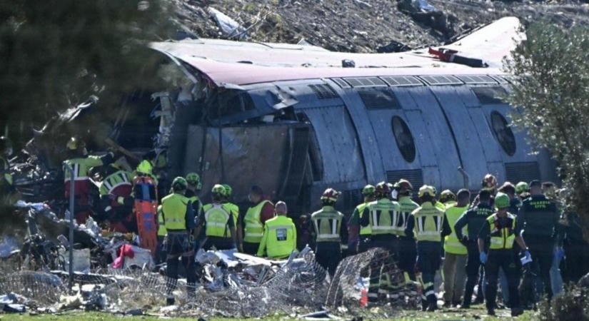Két gyorsvonat ütközött, több tucat halottja van a tragédiának (galéria)