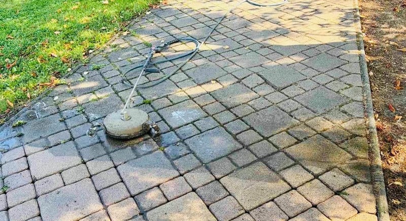 Új, környezetbarát technológiával tisztítják Szolnok közterületeit