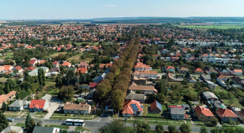 Megújulnak az utcanévtáblák: diákok is dolgoznak a város új arculatán