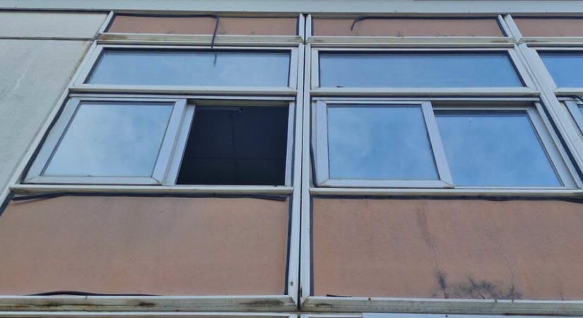 Purhabbal töltötték ki az oldalfalakon a hézagokat az oladi iskolában