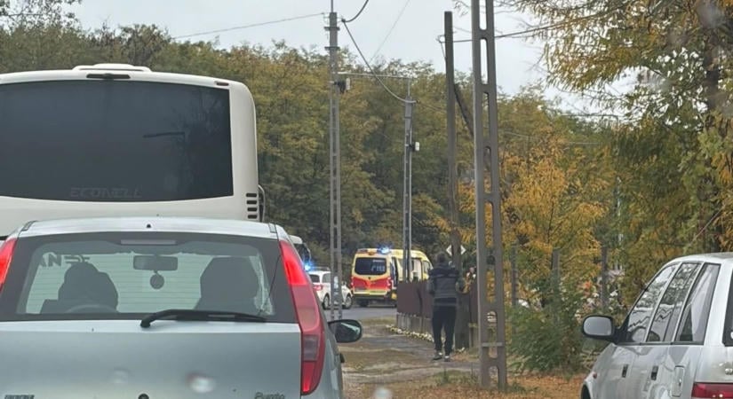Teljes útzár Szabolcsban! Villanyoszlopnak csapódott egy autó, egy ember a roncsba szorult – fotóval