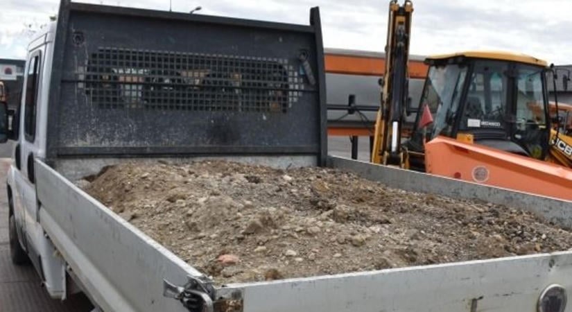 Mi a hiba a képen? Ezt a rakodást nem gondolhatta komolyan a borsodi fuvaros