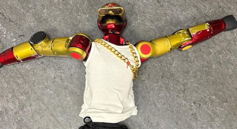 Fiatal lány fenekét fogdosta egy aranyláncos robot a gyorsétterem előtt, nyomoznak a megdöbbent rendőrök
