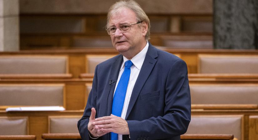 Hiller Istvánnak esze ágában sincs visszalépni, sőt, a voksoláshoz is tanácsot ad