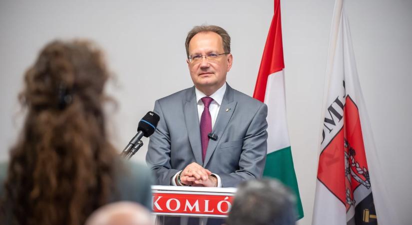 Hoppál Péternek díszpolgári címet adományozott volna Komló, de ő lemondott a lehetőségről