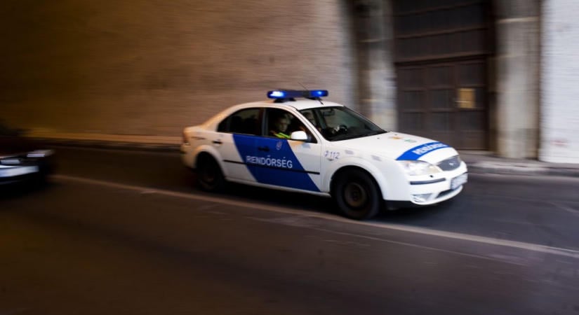 Videó: Egy furgon nagy erővel karambolozott egy szirénázó rendőrautóval Székesfehérváron