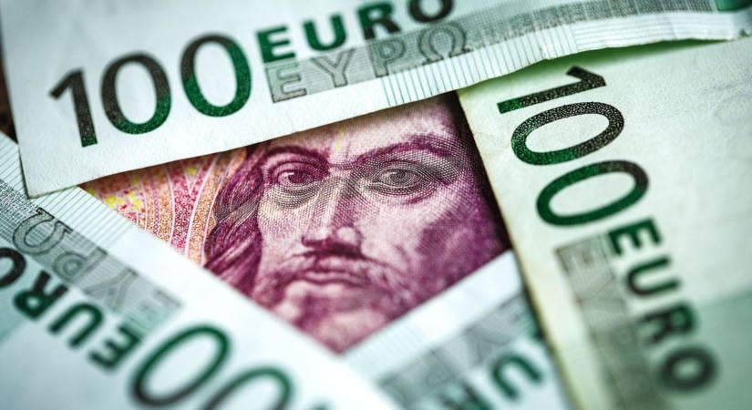 Gőzerővel tör fel a forint, az euró és a dollár is a vert mezőnyben