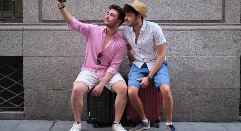Meleg fogadtatás: NER-közeli üzletemberek is gazdagodnak a „pinkturizmusból”