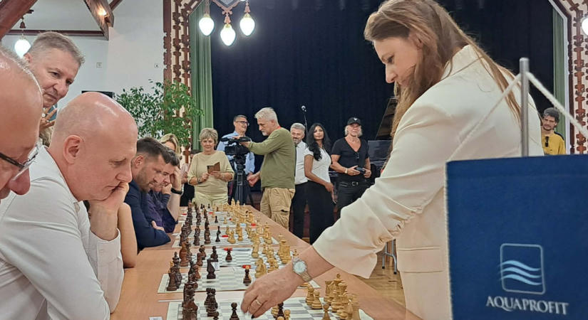 Polgár Judit először bukkant fel az államfőválasztási mizéria óta – nem találja ki, kivel sakkozott!