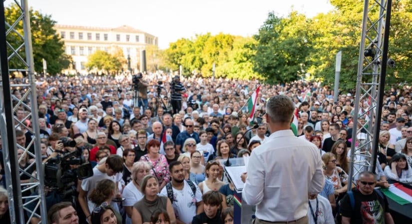 Rengetegen kértek közös képet Magyar Pétertől, továbbra is nagyon népszerű a miniszterelnök