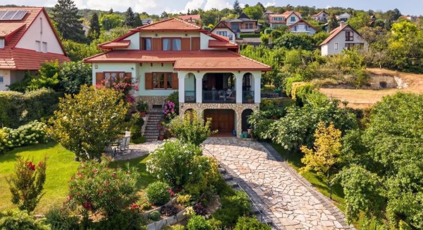 Balatoni panoráma, wellness és borospince is jár ehhez az eladó csopaki luxusingatlanhoz (galéria)