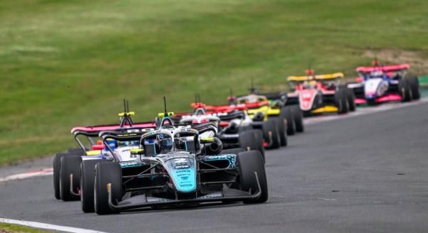 Rámenős versenyzés egy küzdelmes hétvégén – így szerepelt Molnár Martin a brit F3 Brands Hatch-i fordulóján