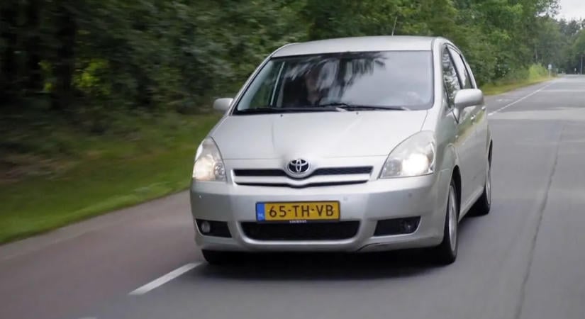 Meglepő dolog történt, amikor 999 999 km-hez ért egy Toyota számlálója