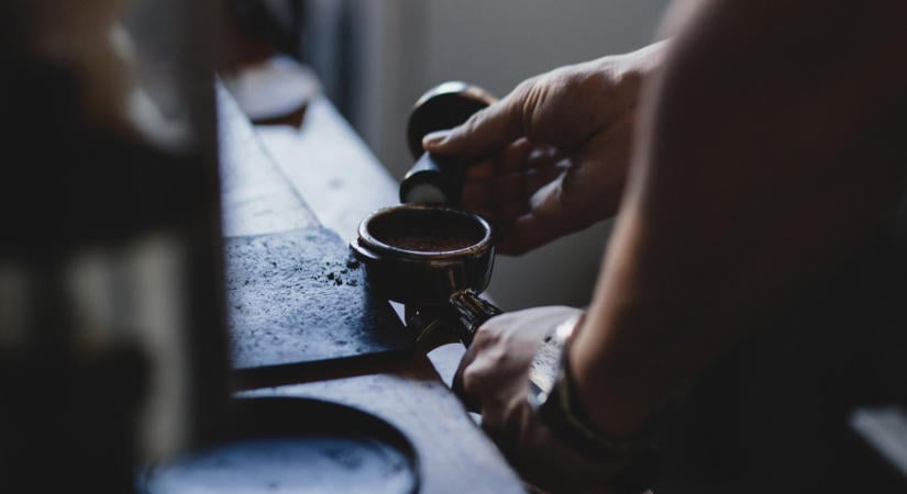 Kávé, illat és gasztronómia találkozása – Egyedi kollaborációval mutatkozott be a Hi New Beans! legújabb kávéja