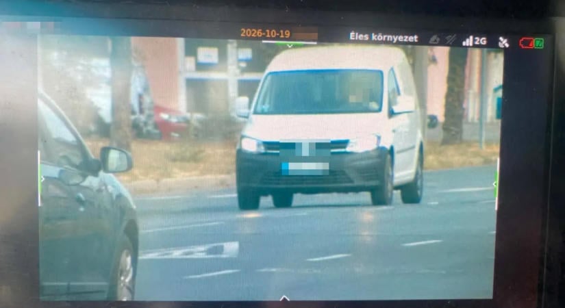 A meló nem várhat: fehér furgonnal dupláztak rá a sebességhatárra Szolnokon