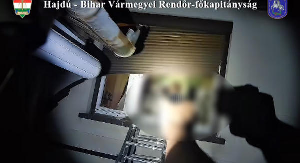 Elutaztak a lakók, a szomszédok vették észre, hogy valaki mégis bent van a nádudvari házban