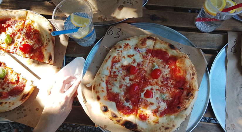 Pizza-mennyországra bukkantunk az Őrségben: kánikulában is sorban állnak a lecsós, kovászolt nápolyi pizzáért