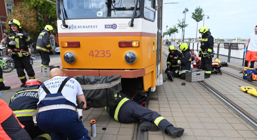 Lekapcsolták volna az életmentő gépekről a Budapesten villamos által elgázolt kisfiút, szülei Bukarestbe vitették