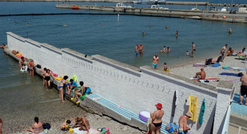 Viszlát nyálcsorgatók: csak a különböző neműektől elzárva napozhatunk ezen a strandon