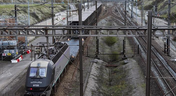 Súlyos baleset a Csalagút bejáratánál: egy kisbusz az oldalára borult, majd belecsapódott egy tehervonat