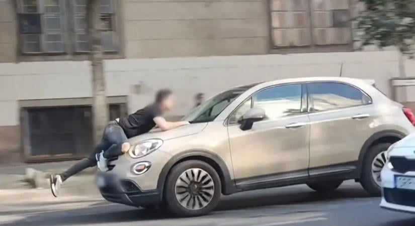 Filmbe illő jelenet az Üllői úton: motorháztetőn kapaszkodott a taxis, a sofőr így is továbbhajtott – videó