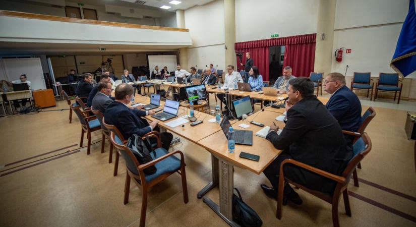 Megbukott a bűzvédelmi övezet terve, milliókról és fejlesztésekről is döntött a hajdú-bihari város testülete – fotókkal