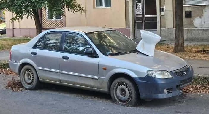 Bizarr „műalkotás” lett egy utcán hagyott roncsautóból Miskolcon