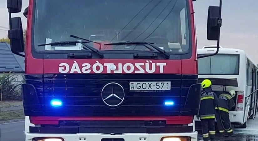 Lángra kapott egy autóbusz a 33-as főúton - fotókkal